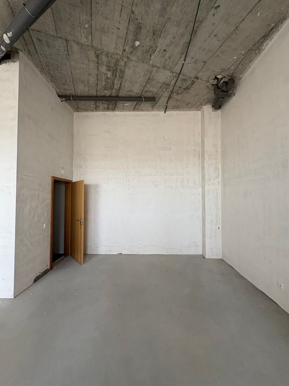 Loja convertida em habitação, antes da obra