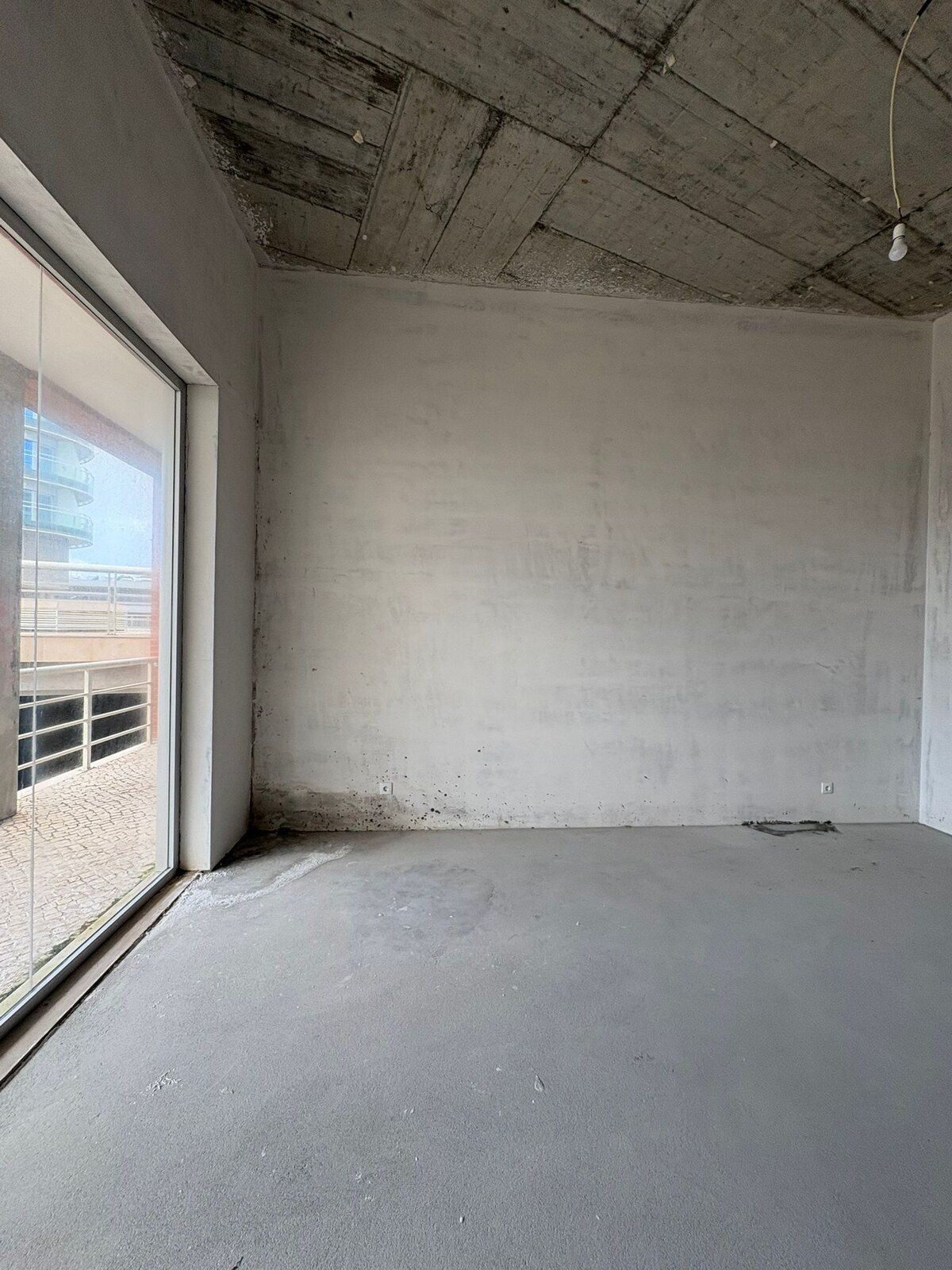 Loja convertida em habitação, antes da obra (4)